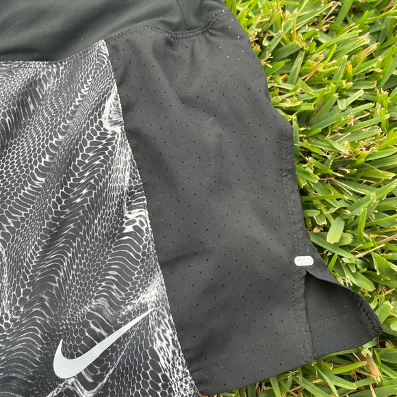 Nike running shorts - Picture 3 of 6